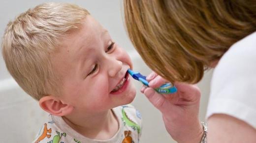 Správné čištění zubů by si měly děti osvojit co nejdříve