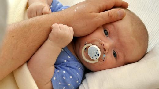 Otcovskou dovolenou si může novopečený tatínek od února vybrat kdykoli v prvních šesti týdnech života dítěte