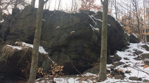 Vrása je skalní útvar asi 40 metrů široký a osm až deset metrů vysoký