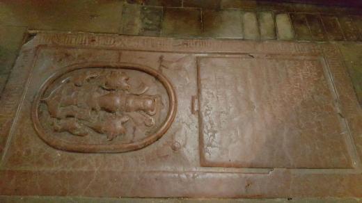 Na náhrobku z červeného mramoru je čitelná zmínka o XV. století