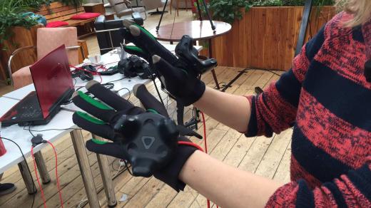 Hmatové rukavice pomocí vibrací a 3D modelu zprostředkovávají nevidomým ojedinělý zážitek z umění