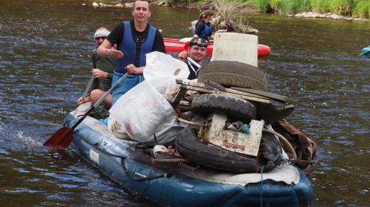 V řekách je stále k nalezení mnoho odpadků