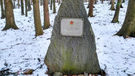 Pomník u zemljanky u Zbyslavce