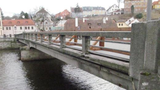 Benešův most v Českém Krumlově je ve špatném stavu. Chodníky pro pěší už muselo město uzavřít, čtyři roky má most sníženou nosnost