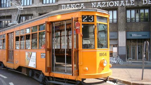 Historická tramvaj slouží nejen turistům, ale i běžným obyvatelům Milána