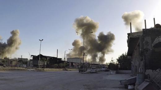Nádobu se smrtícím plynem, snad sarinem, zřejmě nad Dúmu shodil vládní vrtulník