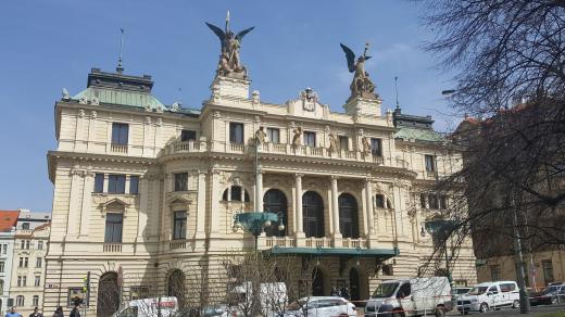 Divadlo na Vinohradech stojí na pražském náměstí Míru už 111 let