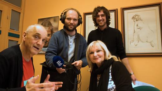 David Vávra se ptá vedoucí programu Lady Klokočníkové (za dohledu zvukaře Ondřeje Gáška a autora pořadu Jana Hergeta)