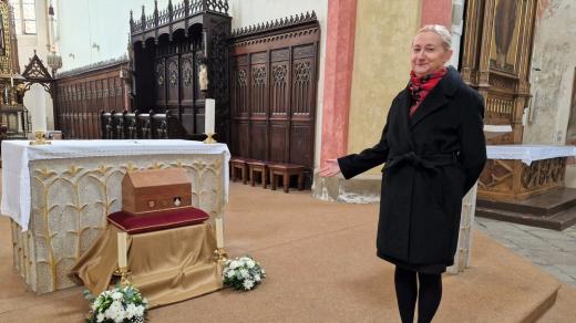 Archeoložka Zuzana Thomová ukazuje schránku s ostatky prvního převora budějovického dominikánského kláštera
