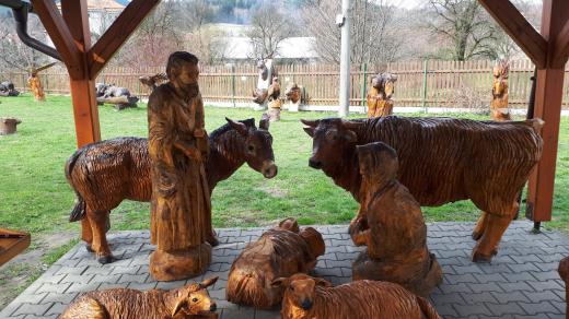 Trocha té vánoční atmosféry v Ráji dřevěných soch