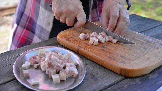 Na kostičky nakrájíme anglickou slaninu