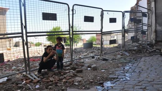 Zátarasy rozmístila turecká policie Diyarbakiru po nedávném kurském povstání