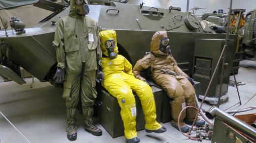 Ukázka vybavení a ochranných oděvů polní chemické laboratoře