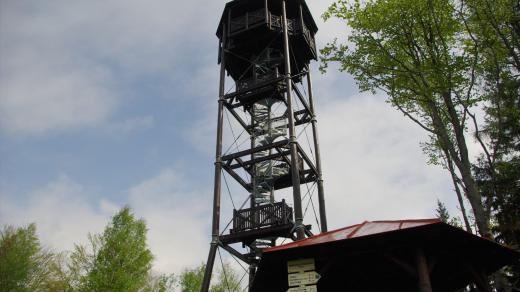 Slavětínská rozhledna s altánem a rozcestníkem