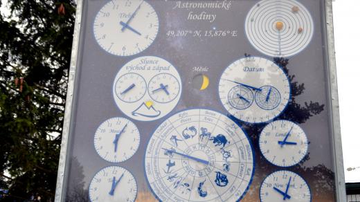 Třebíčskou hvězdárnu zdobí i poměrně nové astronomické hodiny, které si mladí astronomové postavili sami