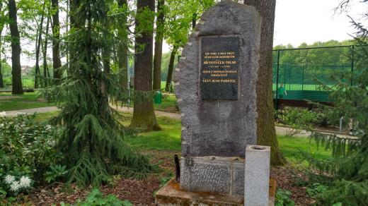 Jeden z pomníků je věnován přímo Jiřímu Potůčkovi