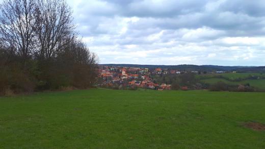 Jeden z nejkrásnějších pohledu na Jílové je u zastávky č. 1, kde se rozhlížíte do okolí z bývalé haldy