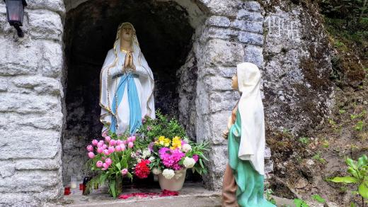 Myslíkovské Lurdy zdobí dvě sochy - Panna Maria a svatá Bernadeta