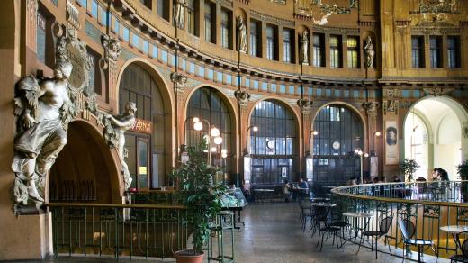 Secesní Fantova kavárna na pražském Hlavním (Wilsonově) nádraží.