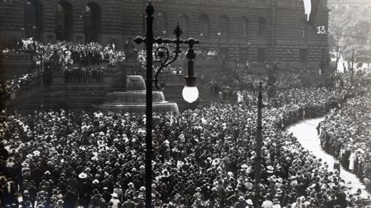 Oslava půlstoletí Národního divadla v Praze 16. května 1918 – shromáždění na Václavském náměstí u Zemského muzea 