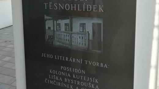 Pamětní deska na náměstí, v blízkosti obecního úřadu a knihovny