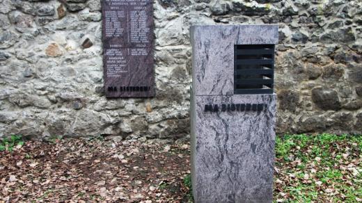 Památník holocaustu Romů ve Zvolenu, kde byli na židovském hřbitově v masových hrobech pohřbeni oběti represí, mezi nimi i Romové z nedalekých vesnic