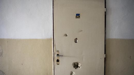 Dveře do jednoho z pokojů v Modré ubytovně