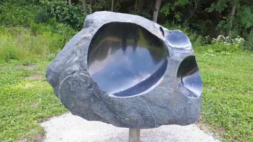Tato kamenná socha dostala název Asteroid. Její autorem je Vlastimil Malyjurek