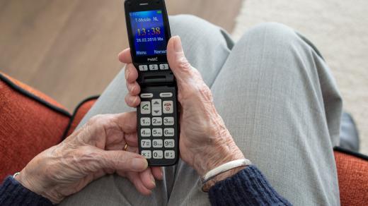 Některé firmy zkoušejí vymámit na důvěřivých seniorech souhlas s převodem k jinému poskytovateli energií po telefonu