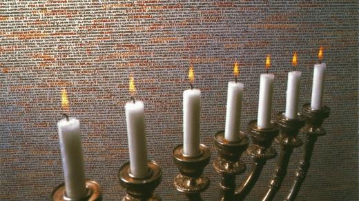Jména obětí šoa na stěnách Pinkasovy synagogy