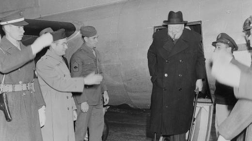 Winston Churchill přilétá do USA (10. 2. 1946).jpg