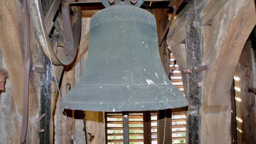 Zvon z roku 1567 pamatuje ještě starý dřevěnný kostel v Rohli