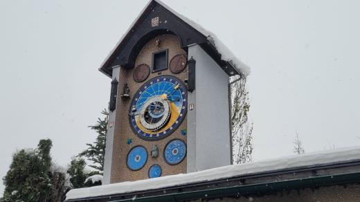Šumperský orloj není na náměstí. Objevíte ho v tiché vilové čtvrti v Olomoucké ulici