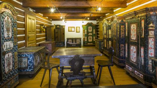 Krkonošské muzeum ve Vrchlabí - Čtyři historické domky - lidový malovaný nábytek