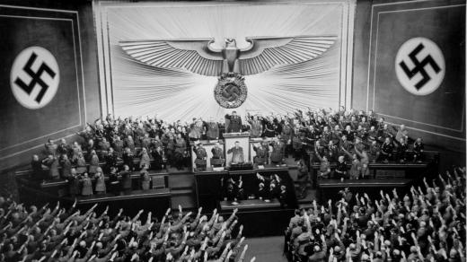 Adolf Hitler při projevu na zasedání Říšského sněmu 6. října 1939, na němž promluvil o mírové reorganizaci Evropy
