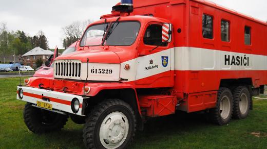 Dobrovolní hasiči v Křižánkách si pro výjezdy k požárům upravili původně vojenskou Pragovku