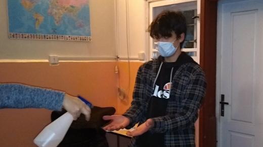 Na dubském gymnáziu studentům při vstupu měří teplotu a desinfikují ruce
