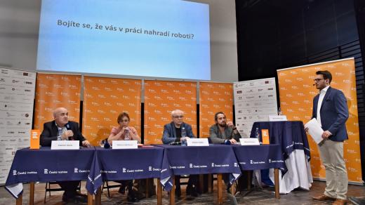 Hosté veřejné debaty Plusu v Jihlavě a moderátor Michael Rozsypal