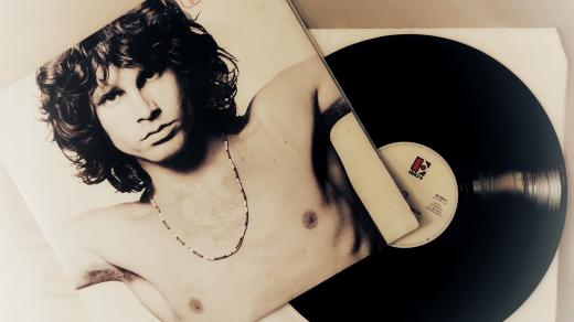 Jim Morrison na obalu desky Doors