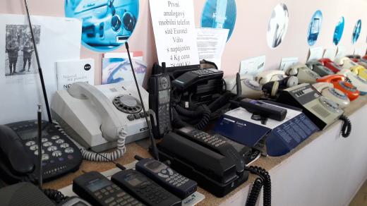 První mobilní telefon Siemens z devadesátých let minulého století a jeho nástupci značek Nokia a Eriksson v Muzeu V Rožmitále na Šumavě