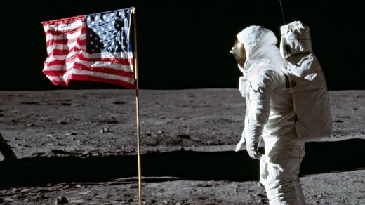 Buzz Aldrin na Měsíci a vlajka USA