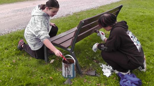 Žáci ve Studené natírají lavičky v parku. Je to součást projektu 72 hodin