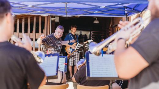 Marek Ottl (uprostřed) na letním soustředění Big’O’Bandu, kde hudebníci „pilovali" nové skladby