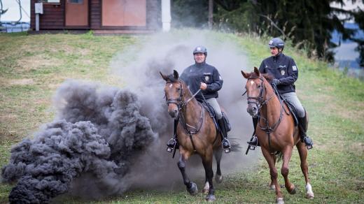 Policisté na koních při akci pro veřejnost v Lipně nad Vltavou