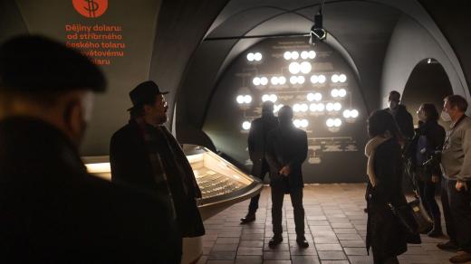 Návštěvníci v části věnované historii dolaru