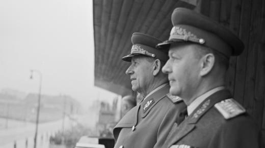 Alexej Čepička (zprava) a Antonín Zápotocký /Praha, Letenská pláň, vojenská přehlídka/