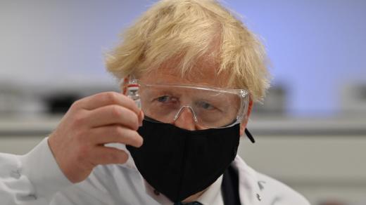 Britský premiér Boris Johnson s vakcínou od AstraZeneca