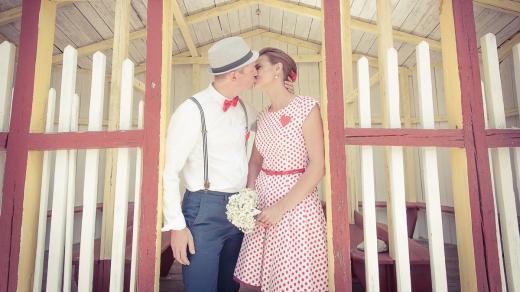 Svatba v parném létě. Ženich sladí s nevěstou motýlka a jako doplněk použije stále moderní šle