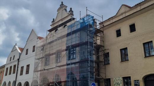 Restaurátoři upravují renesanční dům s barokním štítem na náměstí ve Slavonicích