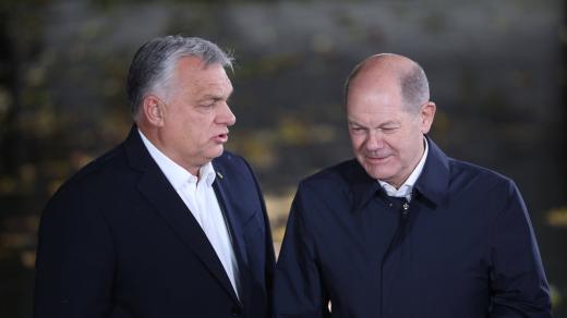 Zleva maďarský premiér Viktor Orbán a německý kancléř Olaf Scholz